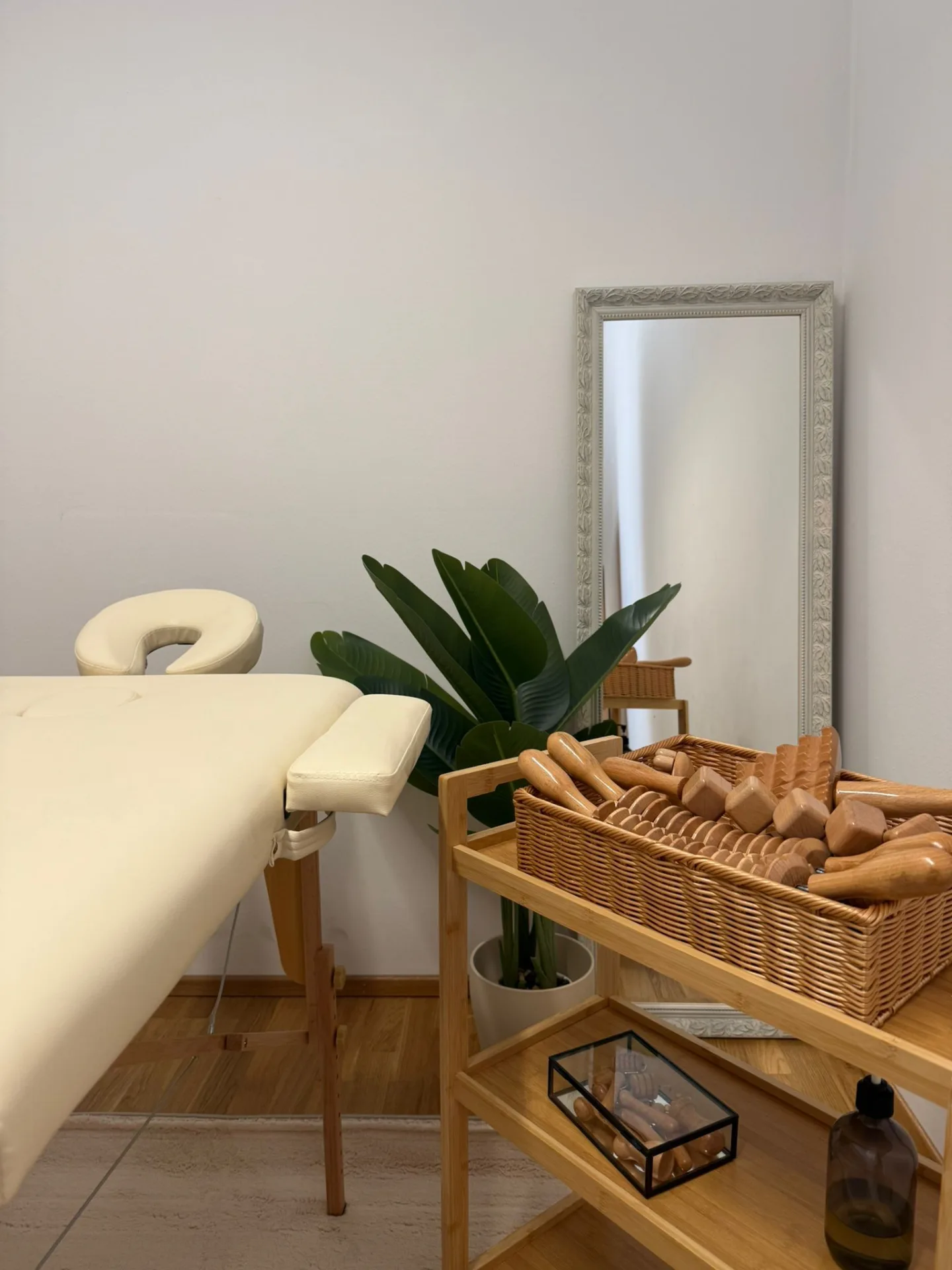 Behandlungsraum mit Massageliege und Holzelementen für die Maderotherapie