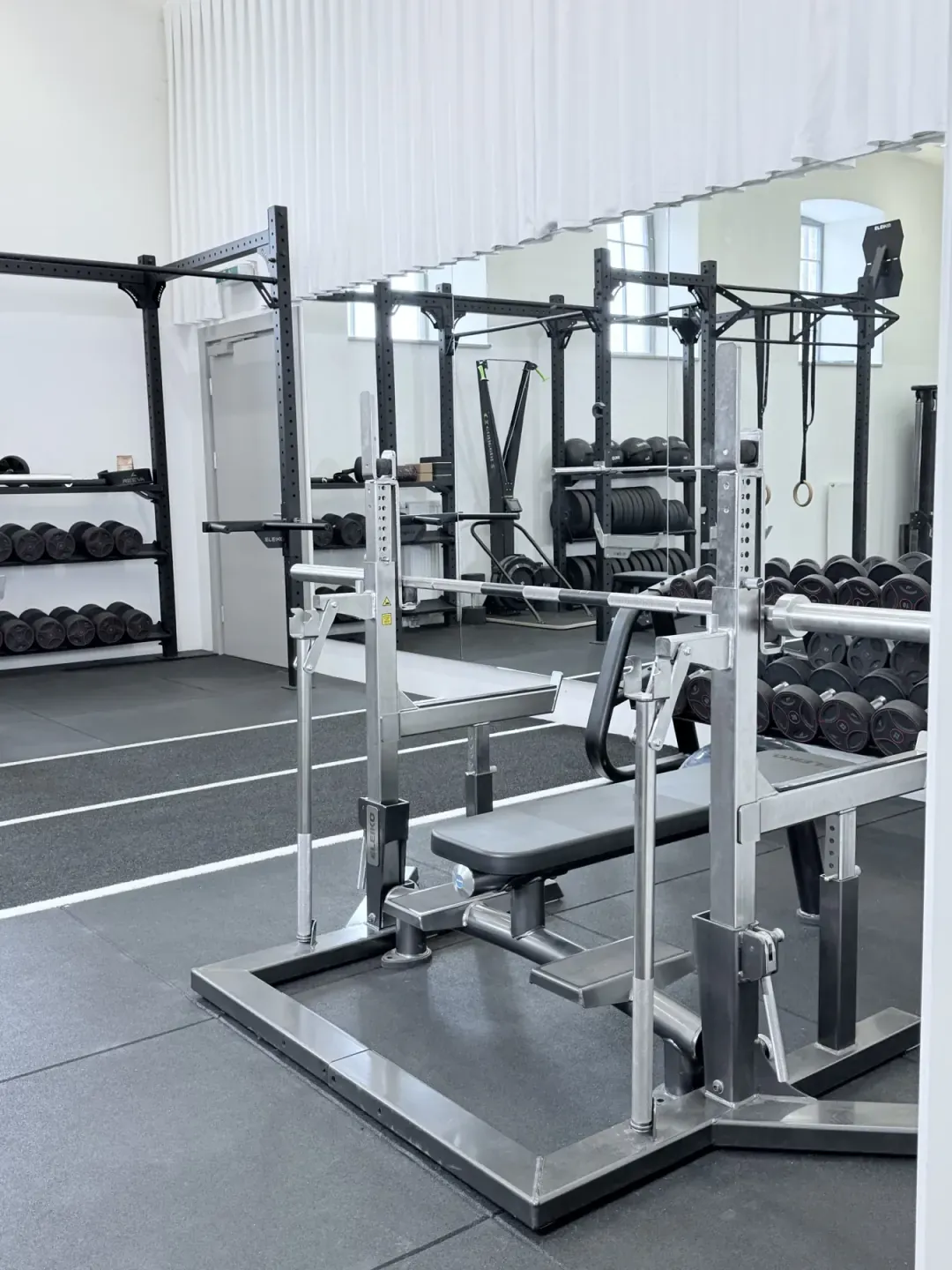 Trainingsfläche mit Kraftstationen und Freihanteln
